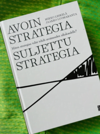 Avoin strategia/suljettu startegia Leskelä ja Luomaranta. Kuva kirjan kannesta.
