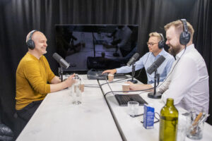 Strategian seurassa podcastin nauhoitukset. Kuvassa Tero Ojanperä ja Sammeli Liikkanen
