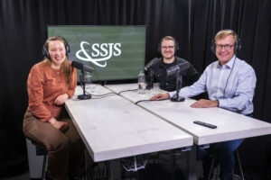 Kuva Strategian Seurassa podcastin nauhoituksista. Host Linnea Harala ja Vieraana ovat kaksi tekoälyn suunnannäyttäjää: Mikko Alasaarela, sarjayrittäjä ja tekoälystrategi, sekä Atte Jääskeläinen, Sitran yliasiamies.
