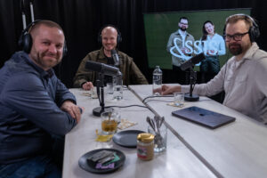 Strategian seurassa AI-natiivi organisaatio nauhoitukset, kuvassa Kristian Luoma, Lassi Kurkijärvi & Niklas Bergström