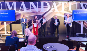 Strategiapalkinto 2025 väitöskirjasarjan finalistit ja raadin puheenjohtaja Marko Torkkeli