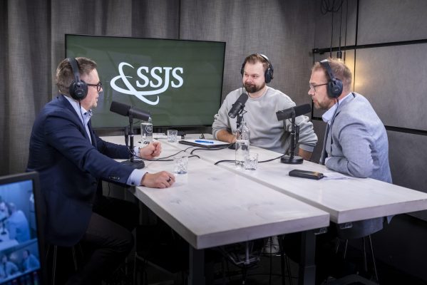 Strategian Seurassa: M&A – Kun yritysostot kiihdyttävät strategiaa, kuvassa Host Kristian Luoma ja vieraat Harri Pomell ja Tomi Ere