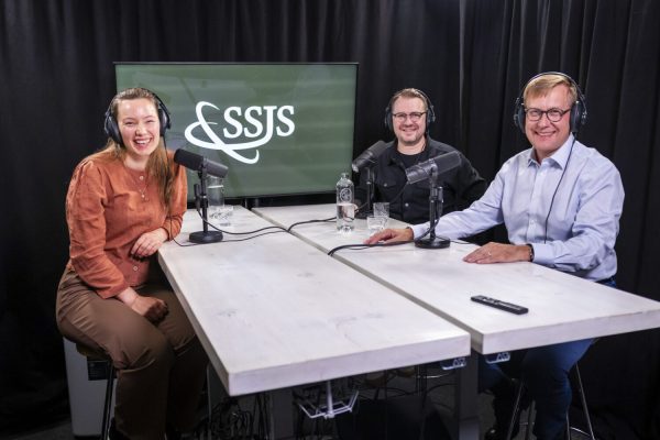 Kuva Strategian Seurassa podcastin nauhoituksista. Host Linnea Harala ja Vieraana ovat kaksi tekoälyn suunnannäyttäjää: Mikko Alasaarela, sarjayrittäjä ja tekoälystrategi, sekä Atte Jääskeläinen, Sitran yliasiamies.